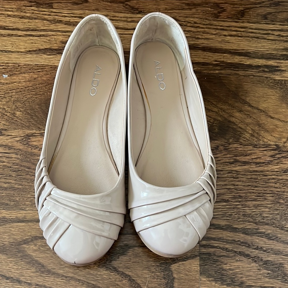 Nude Aldo flats. 6.5